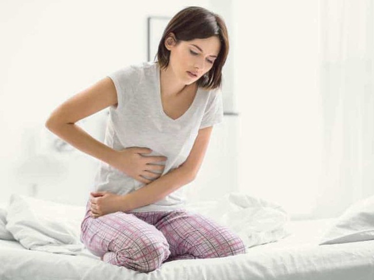 Đau bụng là biểu hiện điển hình của bệnh viêm đại tràng