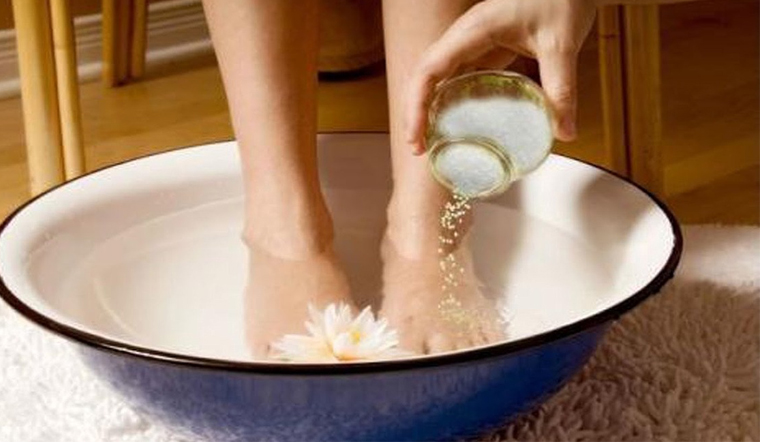 Ngâm chân với nước muối ấm làm giảm đau cho người bệnh gút