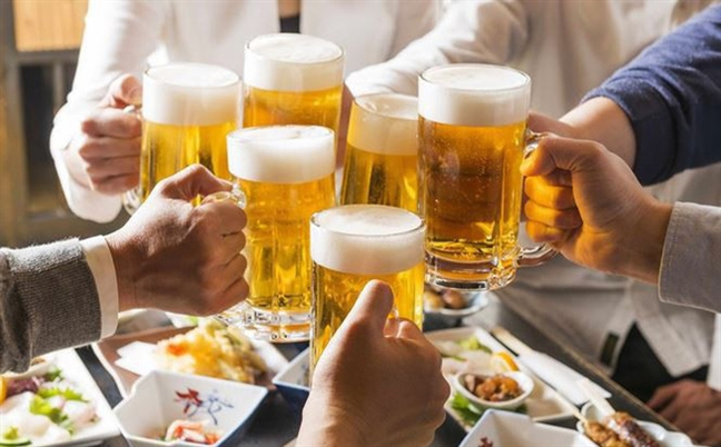 Uống nhiều rượu bia làm tăng nguy cơ mắc bệnh gút và tiểu đường