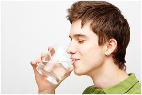 Uống nhiều nước để tăng thải acid uric ra ngoài cơ thể