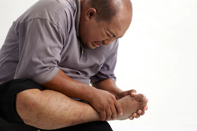 Cơn đau gút cấp thường khởi phát ở ngón chân cái