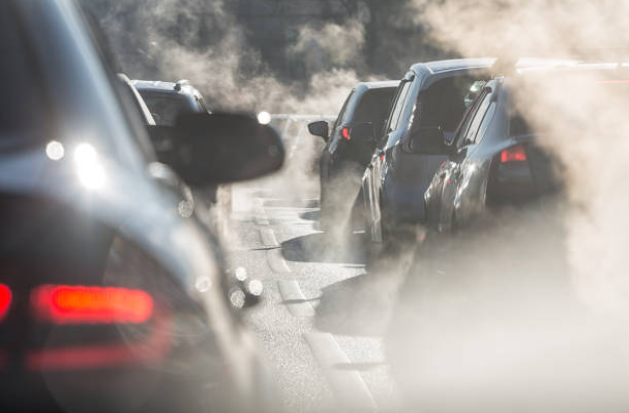  tình trạng tắc đường khiến các tài xế như chìm trong một biển toàn khói bụi, khí thải