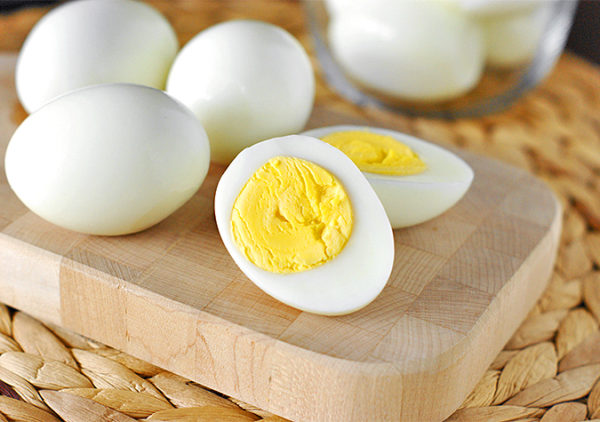 Trong bữa phụ, người bệnh tiểu đường có thể ăn 1-2 quả trứng luộc
