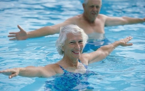 Bơi lội là môn thể thao phù hợp với người bệnh tiểu đường