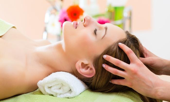 Massage nhẹ nhàng khi gội đầu giúp tóc chắc khỏe hơn