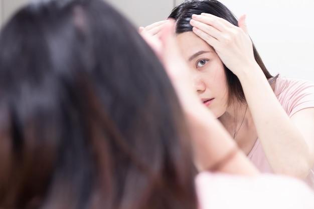 Nhổ tóc bạc – thói quen tiềm ẩn nhiều tai hại