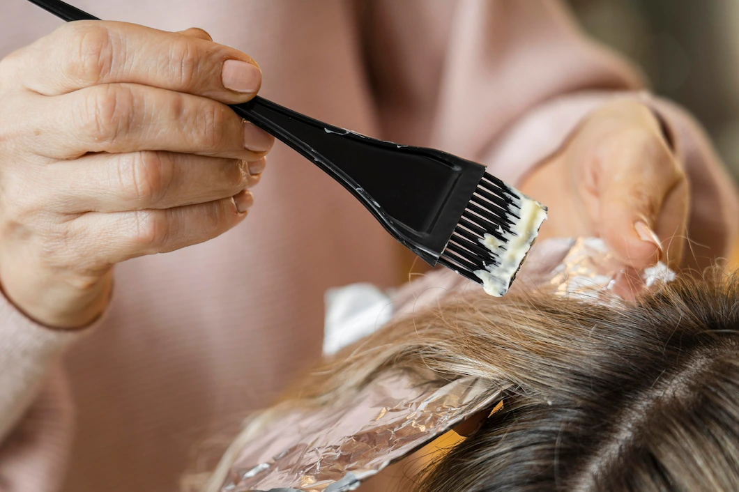 Nhuộm tóc có hại không? Bị bạc tóc có nên nhuộm không?