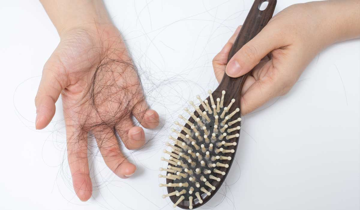 Tóc gãy rụng nhiều phải làm sao? Bí quyết giúp lấy lại mái tóc dày dặn, chắc khỏe