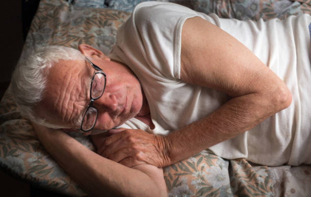 Người già dễ bị mất ngủ do thiếu hormon tăng trưởng  HGH