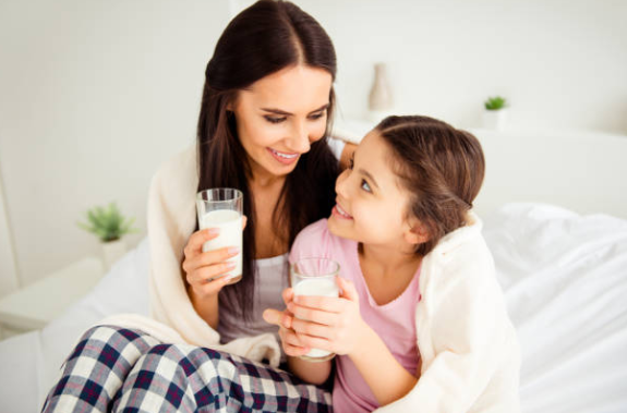 Uống một ly sữa ấm trước khi đi ngủ giúp bạn ngủ ngon hơn