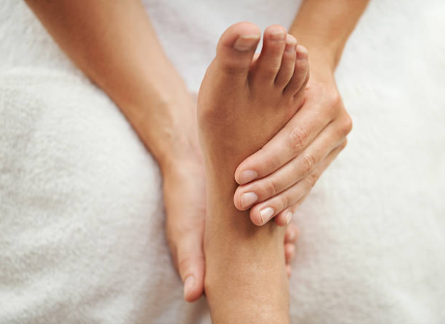 Massage chân trước khi ngủ giúp ngủ ngon và sâu hơn