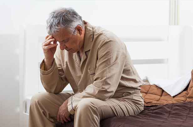 Người già dễ bị mất ngủ do thiếu hụt hormone HGH