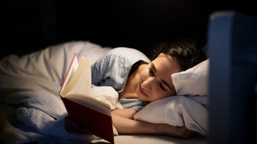 Đọc sách trước khi đi ngủ giúp bạn dễ đi vào giấc ngủ hơn