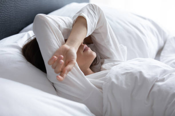 Tại sao suy nghĩ nhiều gây khó ngủ?