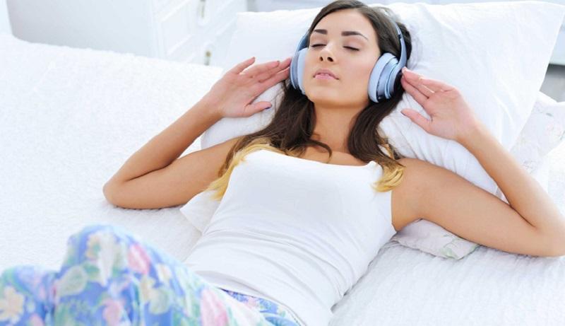 Nghe nhạc nhẹ sẽ giúp bạn ngủ ngon hơn.