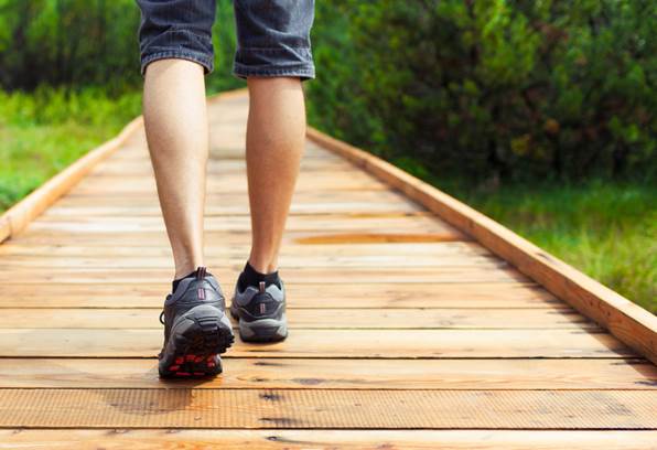 Bị suy giãn tĩnh mạch chân có đi bộ được không ?