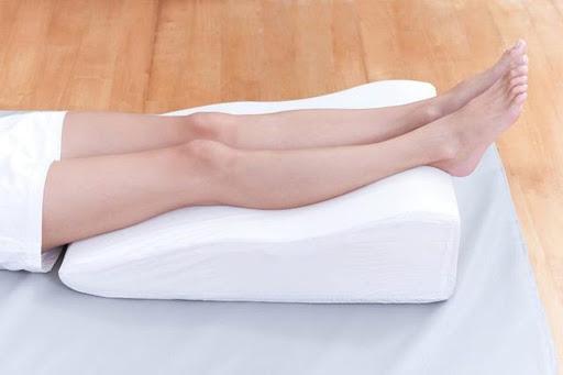 Ngủ kê cao chân giúp hạn chế máu xấu ứ đọng ở chân