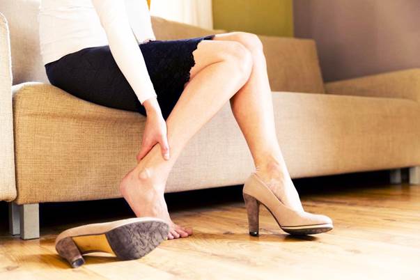 Tại sao suy giãn tĩnh mạch chân ở nữ giới lại phổ biến hơn nam giới?