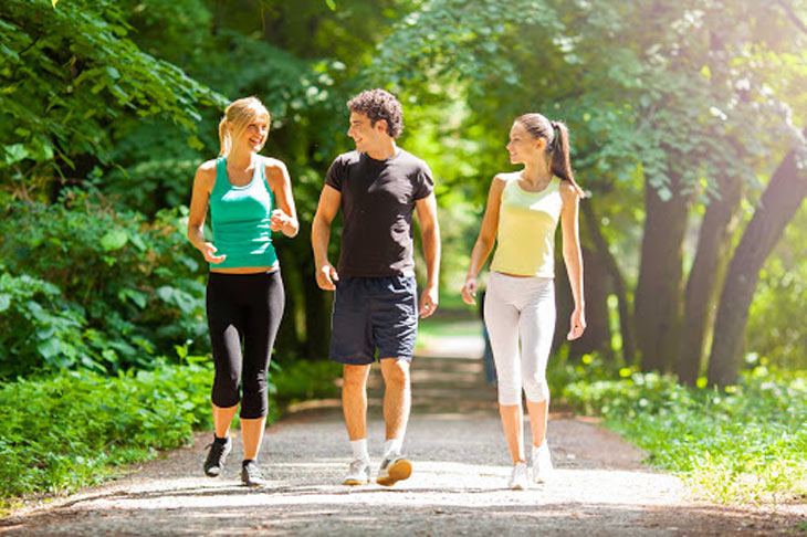 Người bệnh suy giãn chân nên vận động thường xuyên, đi bộ hàng ngày