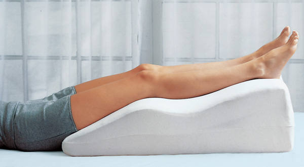 Người bệnh suy giãn tĩnh mạch chân nên kê cao chân khi ngủ
