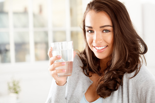 Người bệnh trĩ nội nên uống tối thiểu 2 lít nước mỗi ngày