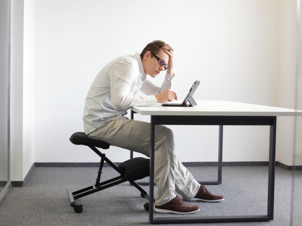  Công việc ngồi lâu tăng nguy cơ mắc suy giãn tĩnh mạch chân