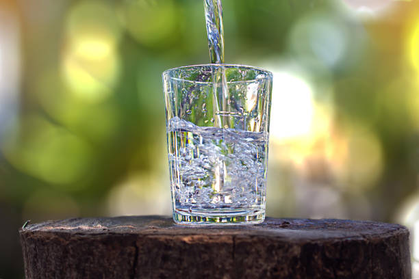 Người bệnh trĩ nên uống đủ 2 lít nước mỗi ngày