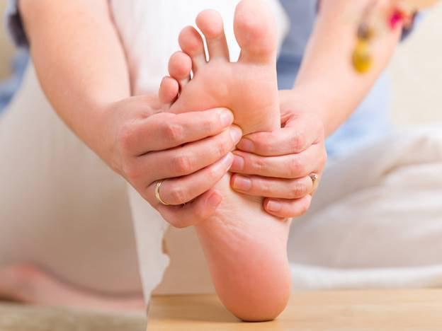 Người bệnh suy giãn tĩnh mạch thường bị tê và buồn chân